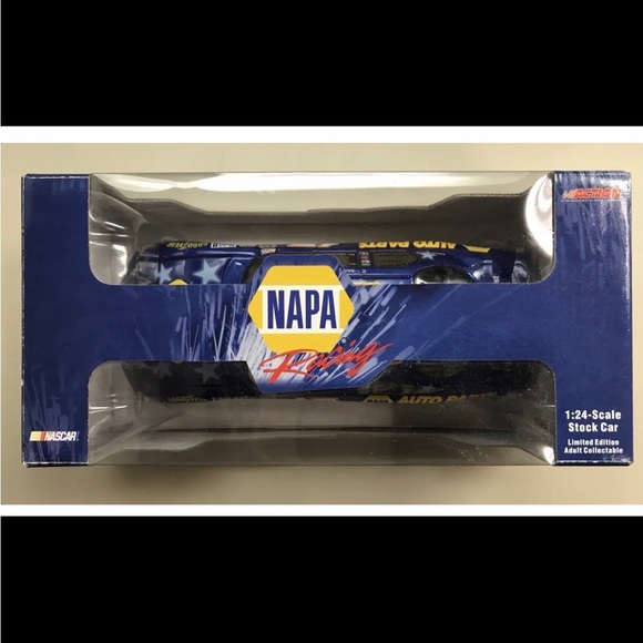 Autographed Michael Waltrip #15 - NAPA 1/24 Scale Limited Edition Stock Car. - Picture 4 of 9